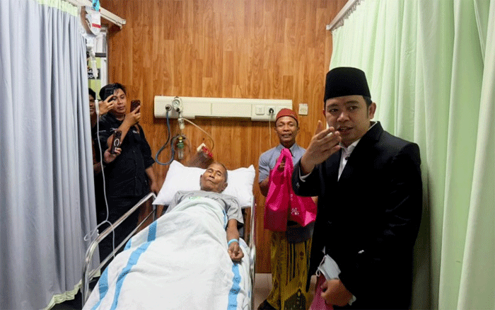 Bupati Jember, Muhammad Fawait menjenguk Amze Suminah (71) yang mendapatkan perawatan lanjutan di RSD Soebandi, Sabtu (10/10/2026) malam. (Foto: Diskominfo Jember)