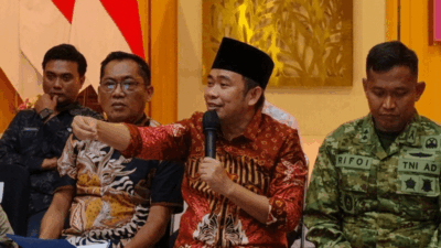 Gus Fawait Ambil Jalan Tengah, Sempat Ada Silang Pendapat Soal Jam Operasional Pikap Sayur di Pasar Sore 8 Bupati Jember, Muhammad Fawait rapat bersama perwakilan pedagang Pasar Tanjung di Aula Dispendik Jember, Jumat (2/10/2026). (Foto: Fathur Rozi)