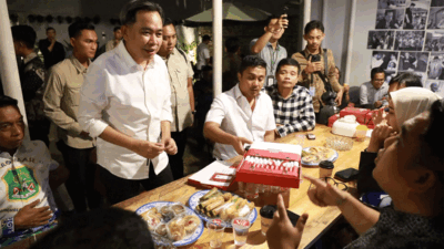 Gus Fawait saat memperkenalkan cerutu khas Jember ke audiens di Podcast Total Politik, Kamis (15/10/2026). (Foto: Istimewa)