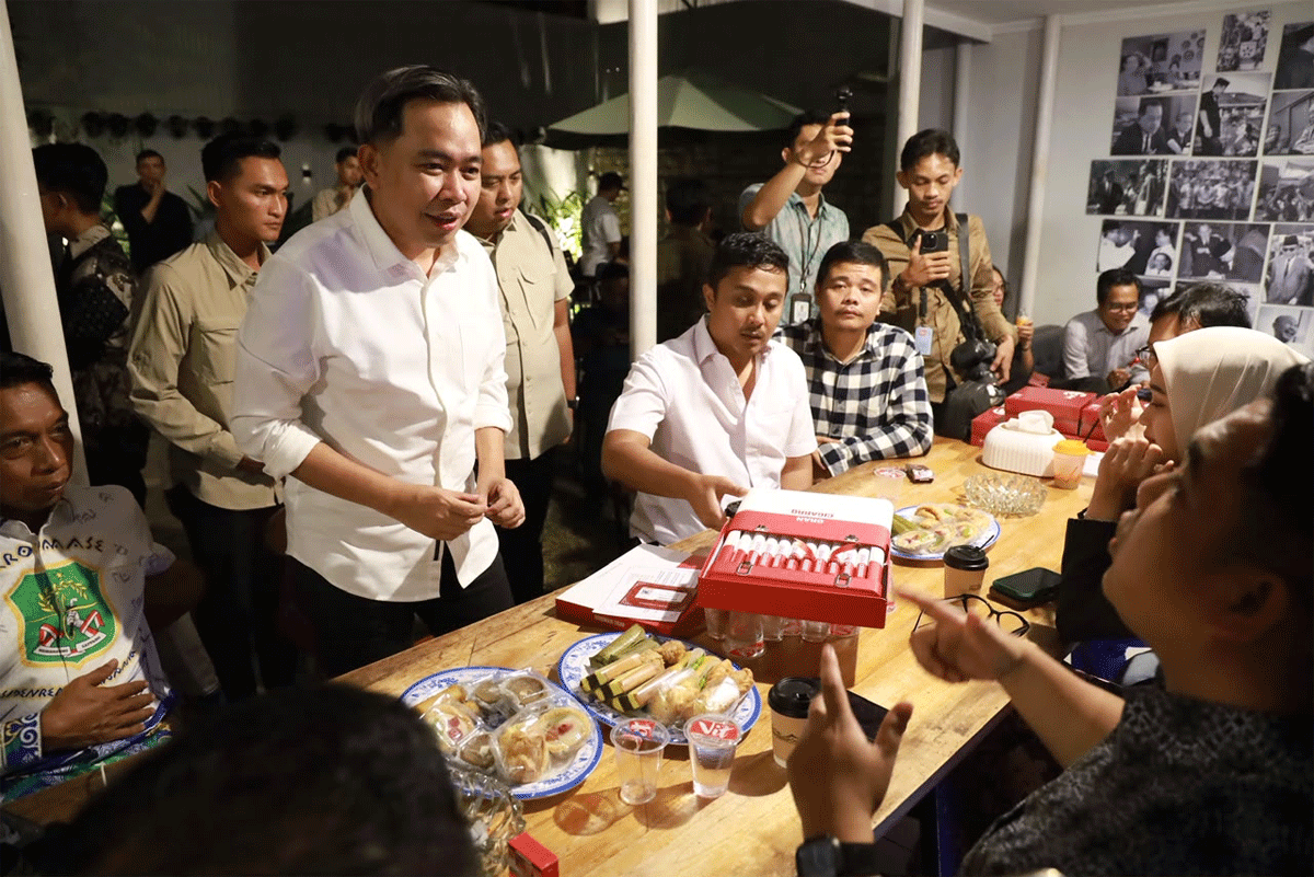 Gus Fawait saat memperkenalkan cerutu khas Jember ke audiens di Podcast Total Politik, Kamis (15/10/2026). (Foto: Istimewa)