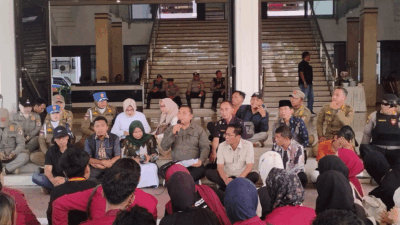 Bertepatan Hari Santri, IMM Jember Desak Pemkab Jember Kawal Perda Penanganan Anak Tidak Sekolah 9 Sejumlah aktivis IMM Jember melakukan aksi di depan Kantor Pemkab Jember, Kamis (22/10/2026). (Foto: Fathur Rozi)