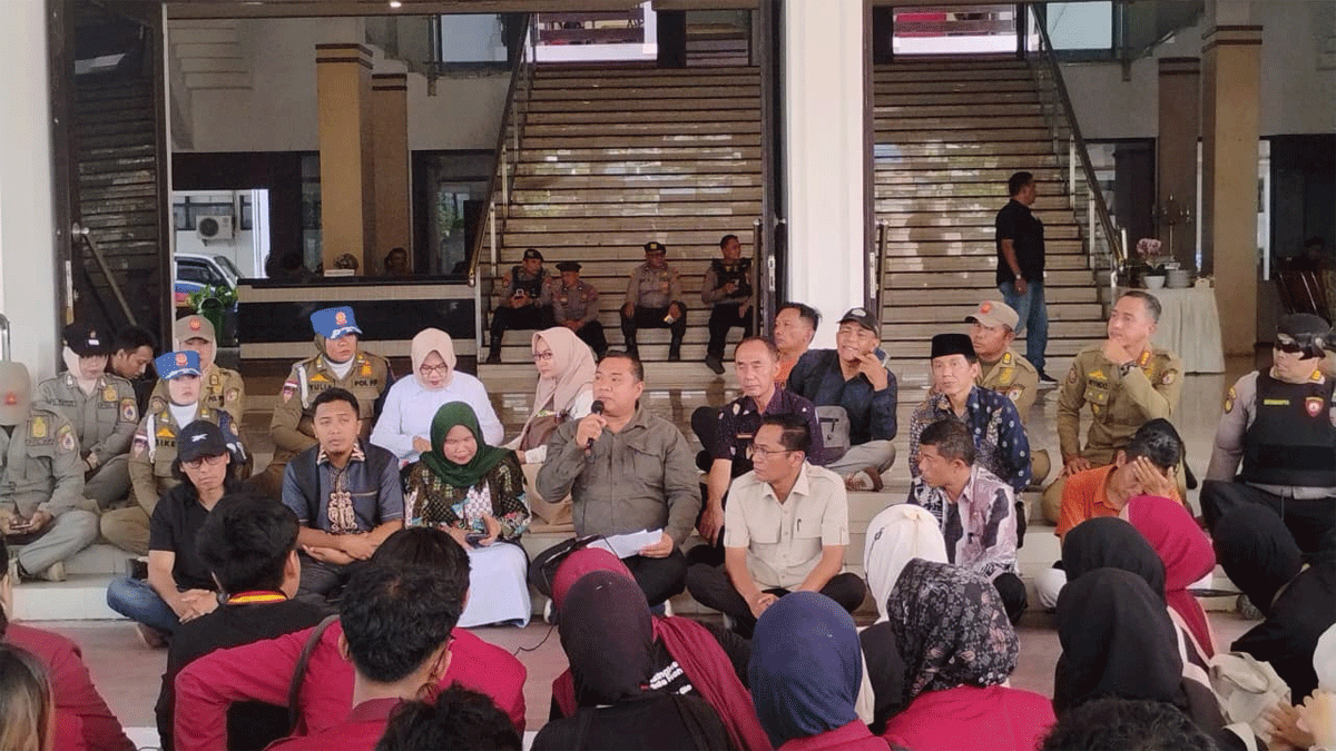 Bertepatan Hari Santri, IMM Jember Desak Pemkab Jember Kawal Perda Penanganan Anak Tidak Sekolah 1 Sejumlah aktivis IMM Jember melakukan aksi di depan Kantor Pemkab Jember, Kamis (22/10/2026). (Foto: Fathur Rozi)
