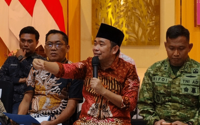 Gus Fawait Ambil Jalan Tengah, Sempat Ada Silang Pendapat Soal Jam Operasional Pikap Sayur di Pasar Sore 1 Bupati Jember, Muhammad Fawait rapat bersama perwakilan pedagang Pasar Tanjung di Aula Dispendik Jember, Jumat (2/10/2026). (Foto: Fathur Rozi)