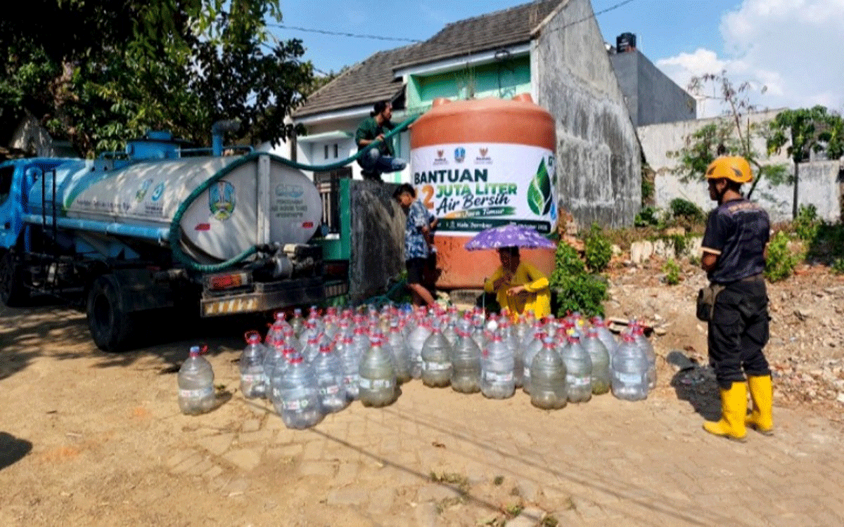 Tim Reaksi Cepat Pusdalops BPBD Jember mendistribusikan air bersih ke warga yang terdampak kekeringan di Kabupaten Jember, Jawa Timur. (Foto: Pusdalops BPBD Jember)