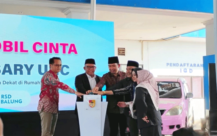 Pasien Miskin Pulang Rawat Inap Tak Perlu Mikir Biaya, Pemkab Jember Siagakan Mobil Cinta 1 Bupati Jember, Muhammad Fawait, bersama Direktur Kepesertaan BPJS Kesehatan Akmal Budi Yulianto dan pimpinan DPRD Jember, meluncurkan program Mobil Cinta di RSD Balung, Kamis (8/10/2026). (Foto: Fathur Rozi)