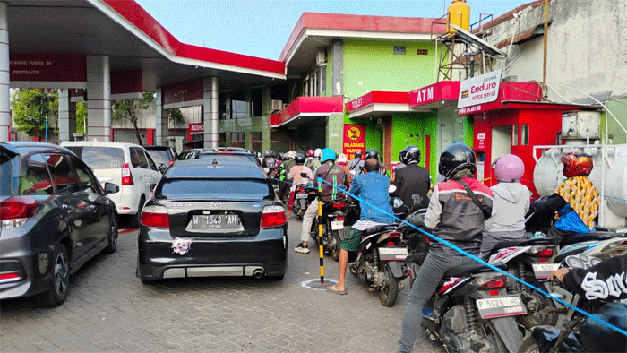 Antrean padat di SPBU Ahmad Yani, Jumat pagi (16/10/2026). (Foto: Fathur Rozi)