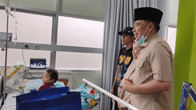 Bakti Sosial Jember Cinta Kesehatan, 12 Pasien Kelainan Bawaan Jalani Operasi Gratis 8 Bupati Jember, Muhammad Fawait, saat menjenguk para pasien dari peserta Jember Cinta Kesehatan di RSD dr Soebandi Jember, Jawa Timur, Sabtu (17/10/2026). (Foto: Fathur Rozi)Bupati Jember, Muhammad Fawait, saat menjenguk para pasien dari peserta Jember Cinta Kesehatan di RSD dr Soebandi Jember, Jawa Timur, Sabtu (17/10/2026). (Foto: Fathur Rozi)