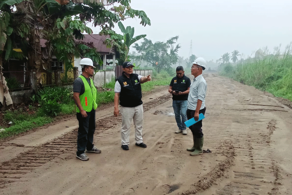 Proyek Jalan Rp7,2 Miliar di Indragiri Hilir Dikebut, Yusnaldi Beri Penegasan Soal Kualitas 1 Tinjau Proyek Jalan Lintas Nasional–Pekan Kamis, Dinas PUTR Inhil Dorong Percepatan dan Utamakan Kualitas
