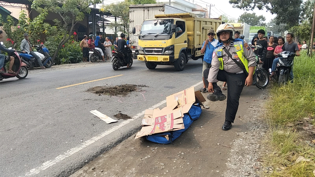 Tragis! Penumpang Motor Tewas Terlindas Truk di Sei Bamban, Sopir Kabur Usai Kecelakaan 1 Petugas olah TKP di lokasi kecelakaan
