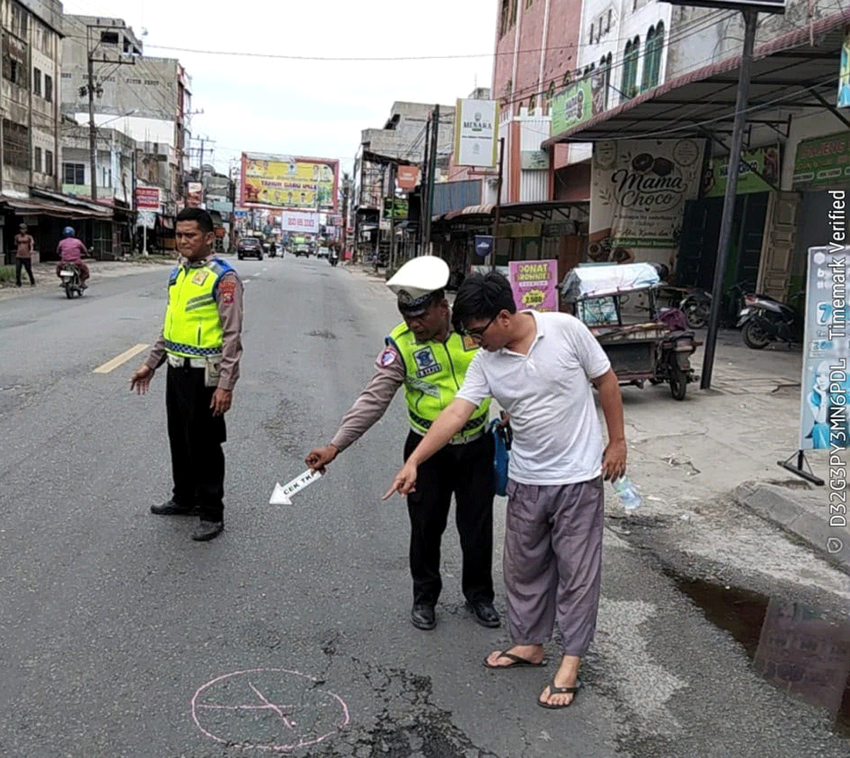 Tabrak Lari di Jalan Medan-Tebing Tinggi, Lansia 79 Tahun Tewas di Tempat 1 Petugas olah TKP di lokasi kecelakaan.