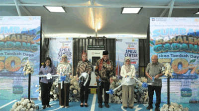 Info bagi Pemilik Kendaraan Listrik, Sumbar Miliki SPKLU Center Pertama, di Sini Lokasinya 8 Gubernur Sumatera Barat Mahyeldi resmikan SPKLU di kantor PLN UID Padang, Kamis (01/10/2026). (Dok. Makopim/Adp)