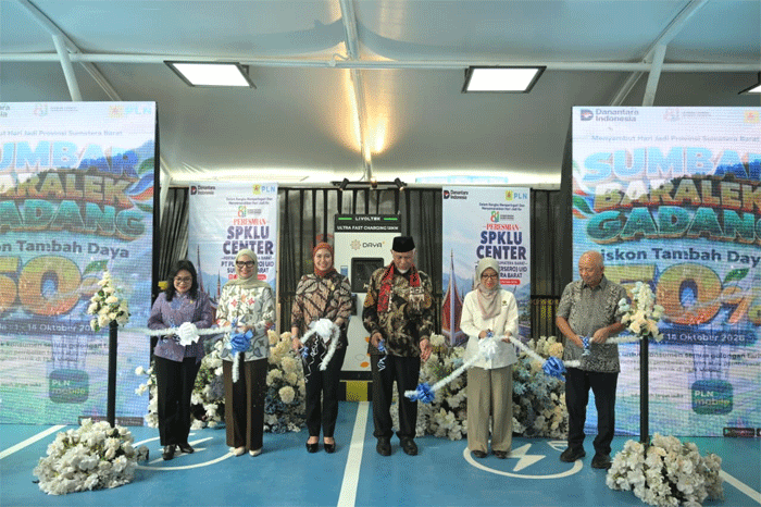 Gubernur Sumatera Barat Mahyeldi resmikan SPKLU di kantor PLN UID Padang, Kamis (01/10/2026). ​(Dok. Makopim/Adp)
