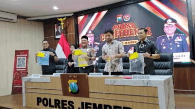 Kapolres Jember, AKBP Alaiddin, bersama jajaran menunjukkan barang bukti yang digunakan oleh pelaku untuk merampok toko emas, saat konferensi pers, Jumat (23/10/2026). (Foto: Fathur Rozi)