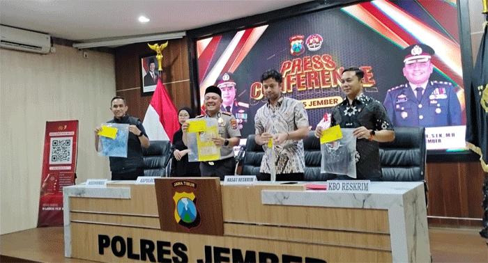 Kapolres Jember, AKBP Alaiddin, bersama jajaran menunjukkan barang bukti yang digunakan oleh pelaku untuk merampok toko emas, saat konferensi pers, Jumat (23/10/2026). (Foto: Fathur Rozi)