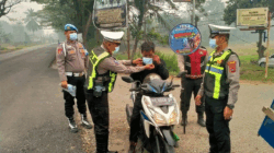 Cegah Dampak Kabut Asap, Personel Satlantas Polres Dharmasraya Bagikan Ratusan Masker ke Warga