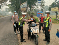 Cegah Dampak Kabut Asap, Personel Satlantas Polres Dharmasraya Bagikan Ratusan Masker ke Warga