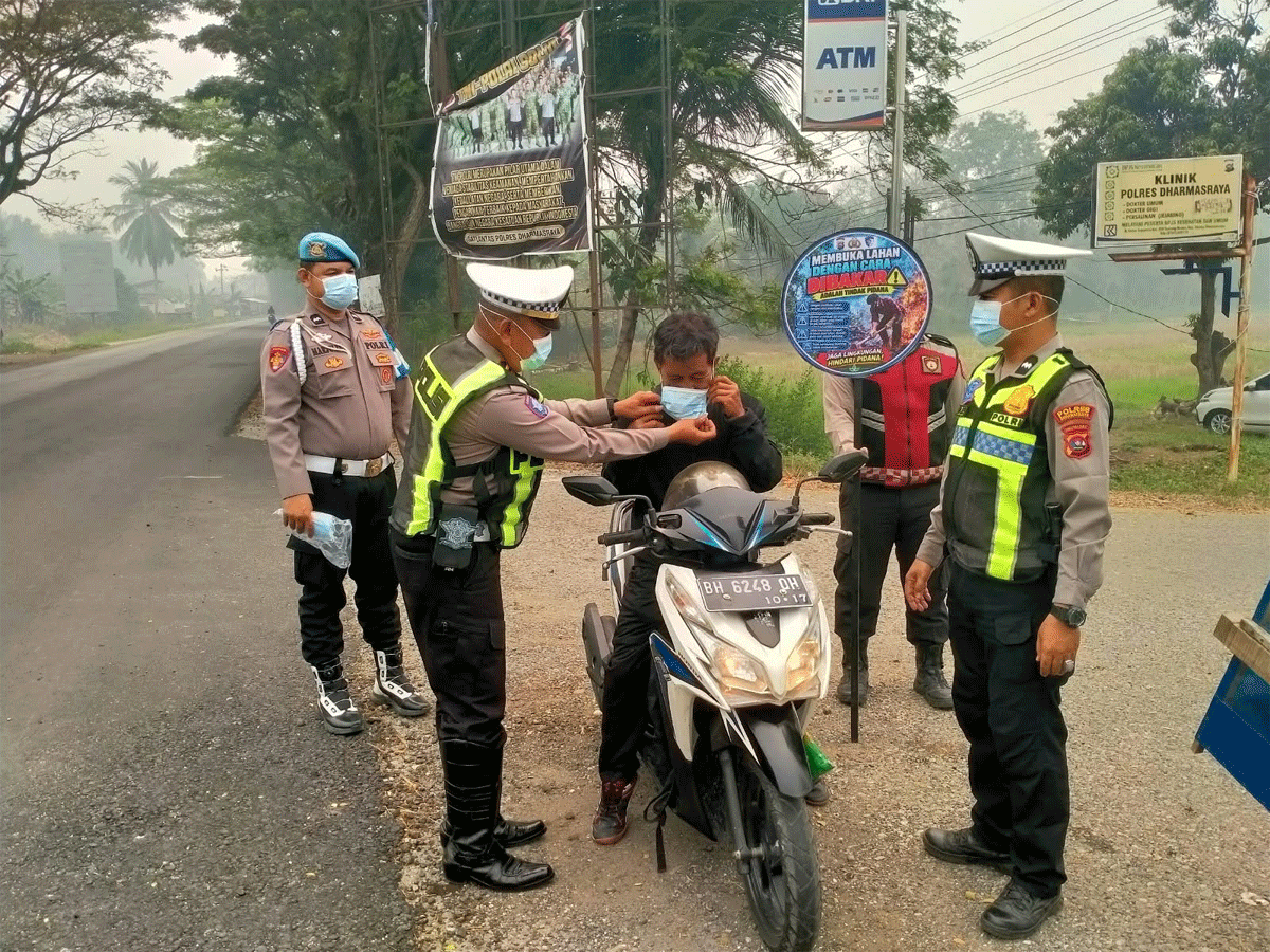 Cegah Dampak Kabut Asap, Personel Satlantas Polres Dharmasraya Bagikan Ratusan Masker ke Warga 1 Cegah Dampak Kabut Asap, Polres Dharmasraya Bagikan Ratusan Masker ke Warga
