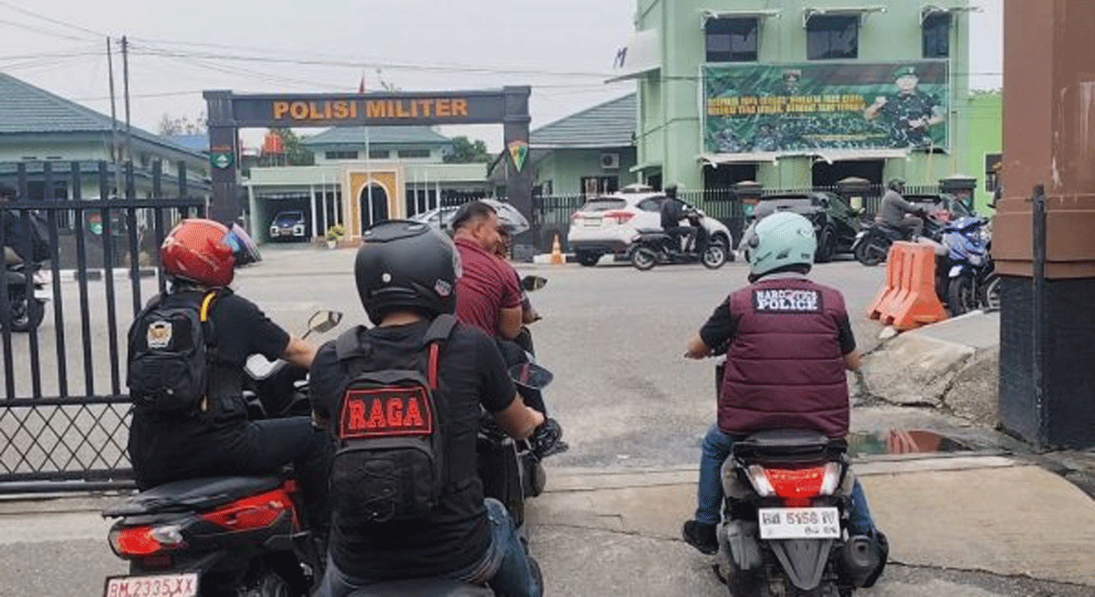 Sisir Dugaan Sarang Narkoba, Satresnarkoba Polresta Pekanbaru Sita Sabu, Ganja dan Senjata Tajam 1 Petugas bergerak ke lapangan