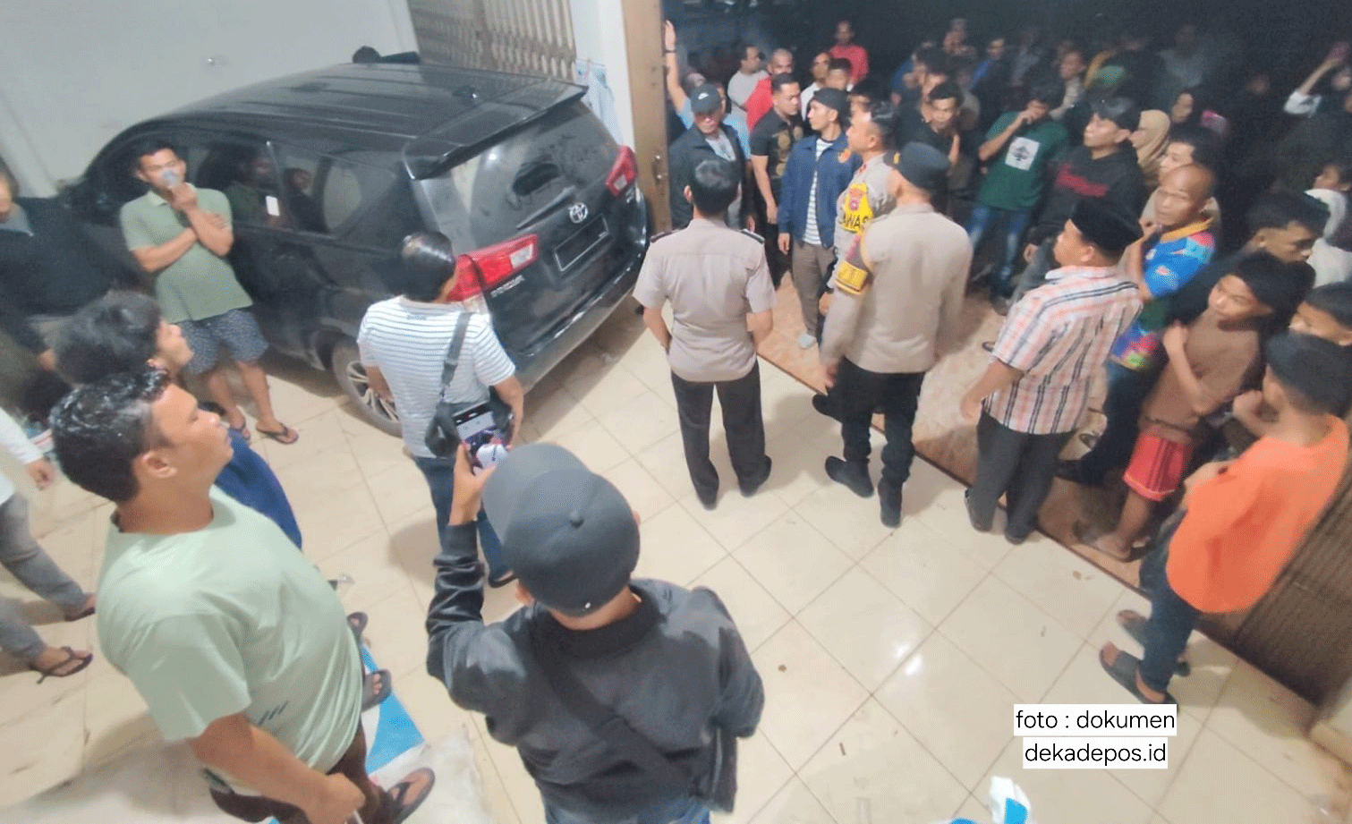 Penggerebekan pada sebuah tempat penyaluran pupuk bersubsidi.