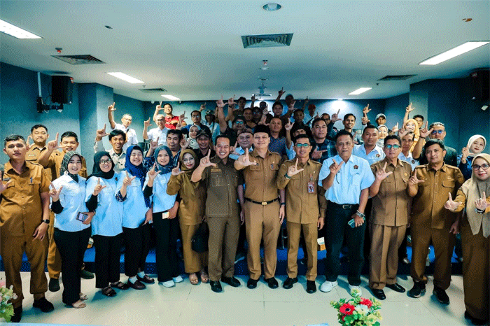Diskominfo Kota Solok Perkuat Kemitraan Media dan Layanan Digital, Studi Tiru ke Pekanbaru 1 Foto bersama usai pertemuan