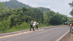 Cegah kecelakaan, polisi dan warga bersihkan tumpahan solar.
