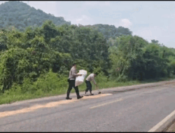Solar Tumpah di Jalan Lintas Sumatera, Polisi dan Warga Dharmasraya Gerak Cepat