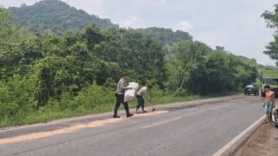 Cegah kecelakaan, polisi dan warga bersihkan tumpahan solar.
