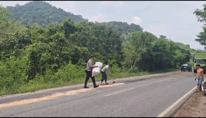 Solar Tumpah di Jalan Lintas Sumatera, Polisi dan Warga Dharmasraya Gerak Cepat 1 Cegah kecelakaan, polisi dan warga bersihkan tumpahan solar.