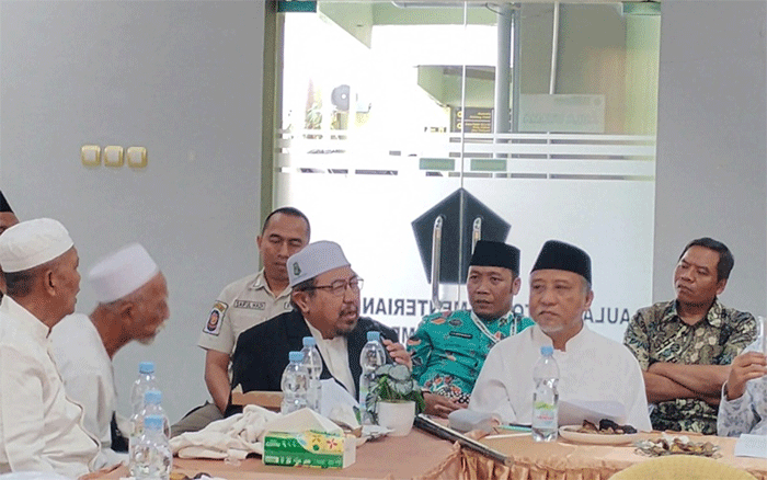 MUI Jember Minta Bupati Larang Sound Horeg, Ini Alasannya 1 Pengasuh Ponpes Assunniyah Kencong, KH Ahmad Sadid Jauhary saat menyampaikan keresahannya terhadap sound horeg, Kamis (8/10/2026). (Foto: Fathur Rozi)