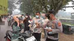 Kabut Asap Tebal Selimuti Dharmasraya, Pemerintah Nagari Sungai Dareh Bagikan Masker ke Warga
