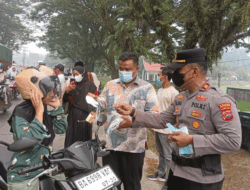 Kabut Asap Tebal Selimuti Dharmasraya, Pemerintah Nagari Sungai Dareh Bagikan Masker ke Warga