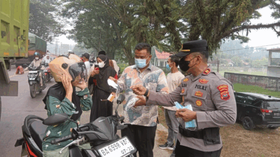 Kabut Asap Tebal Selimuti Dharmasraya, Pemerintah Nagari Sungai Dareh Bagikan Masker ke Warga 11 Pemerintah Nagari Sungai Dareh bersama TNI-Polri dan petugas kesehatan Puskesmas Sungai Dareh membagikan masker kepada warga, terutama pengendara sepeda motor yang melintas di Jalan Lintas Sumatera.