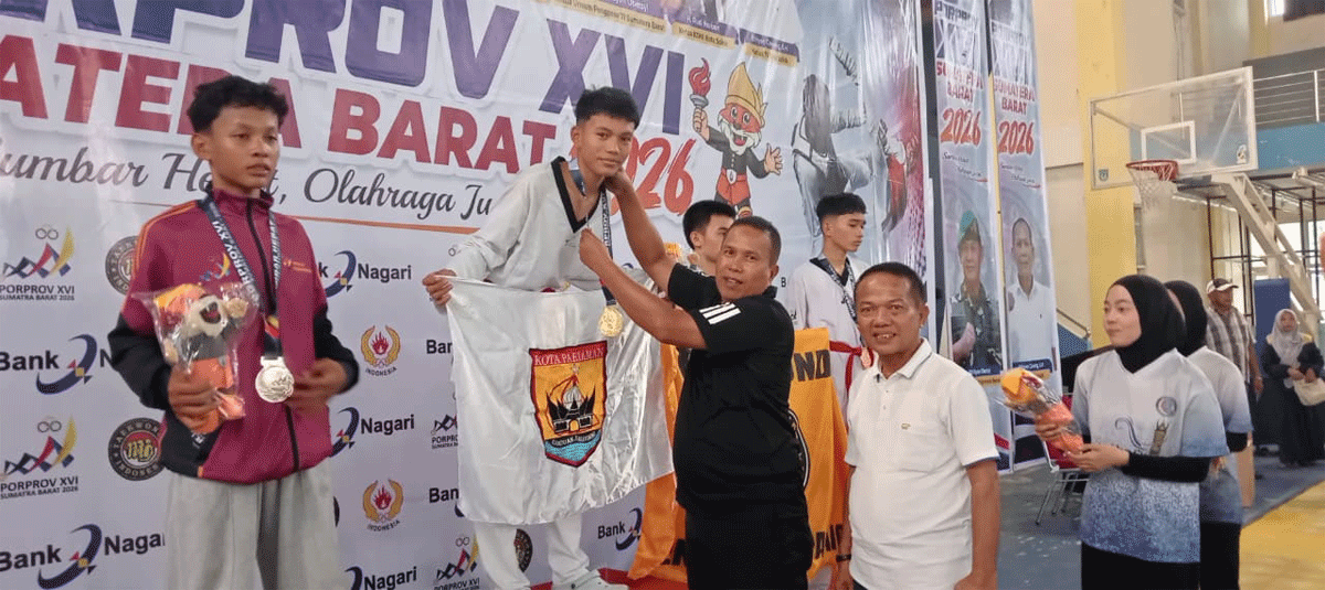 Pengalungan medali pada atlet