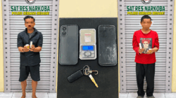 Polres Sergai Gagalkan Peredaran Sabu di Teluk Mengkudu, Dua Pria Diamankan 2 Dua terduga pelaku dan barang bukti yang diamankan polisi
